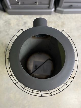 Estufa de leña negra