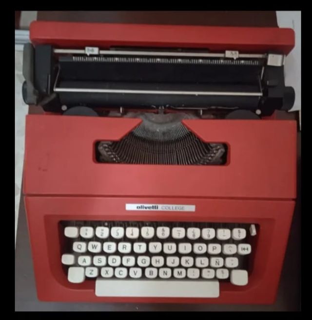 Máquina de escribir Olivetti College Roja