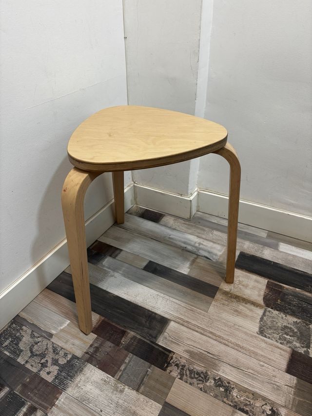 Taburete de madera triangular