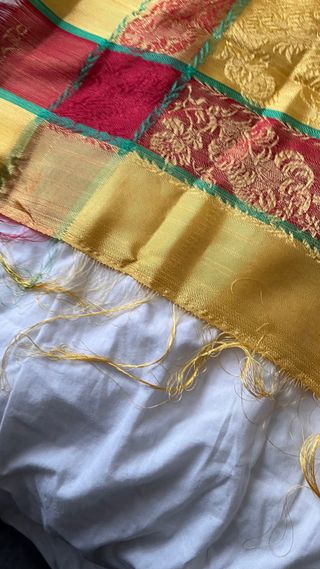 Manton adamascado amarillo y rojo