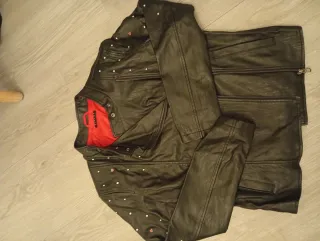 Cazadora niña Sisley negra con tachuelas