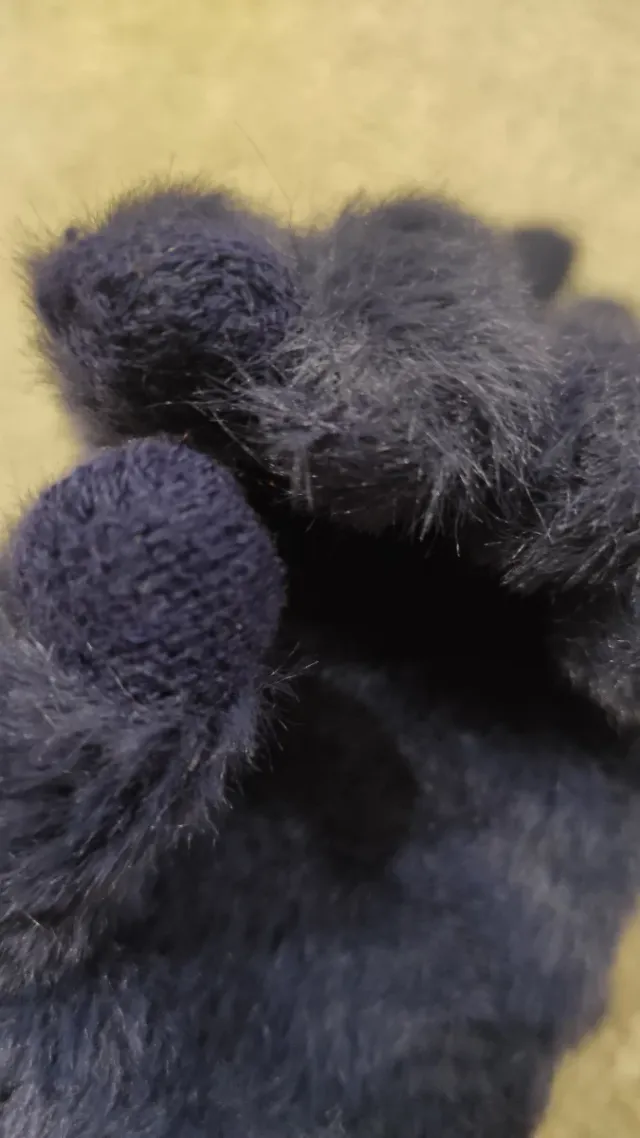 Guantes de pelo azul con huella táctil