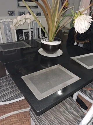 Mesa extensible piedra y patas de hierro.