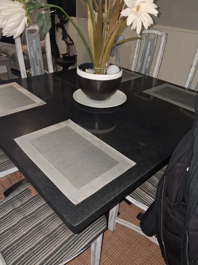 Mesa extensible piedra y patas de hierro.