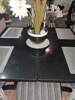 Mesa extensible piedra y patas de hierro.