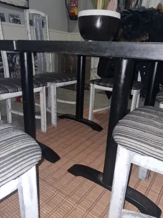 Mesa extensible piedra y patas de hierro.