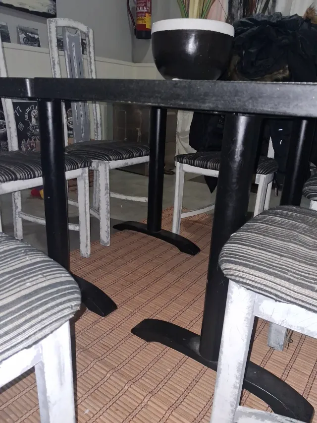 Mesa extensible piedra y patas de hierro.