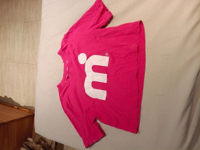 Camiseta rosa con logo 'e'