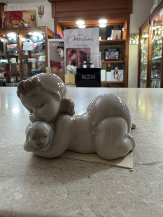 Bimba con pecora NAO compagni di gioco