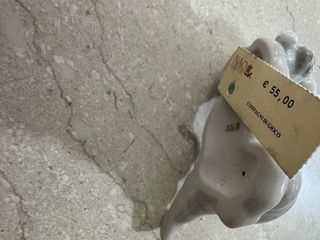 Bimba con pecora NAO compagni di gioco