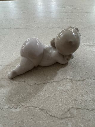 Bimba con pecora NAO compagni di gioco