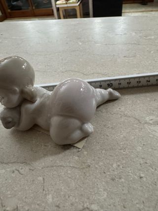 Bimba con pecora NAO compagni di gioco