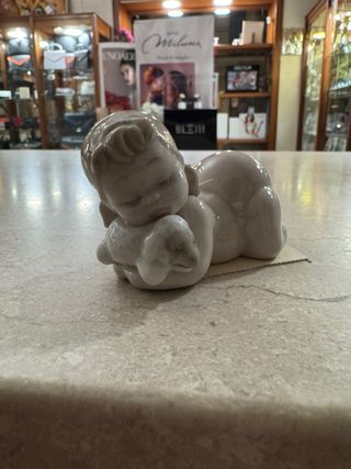 Bimba con pecora NAO compagni di gioco