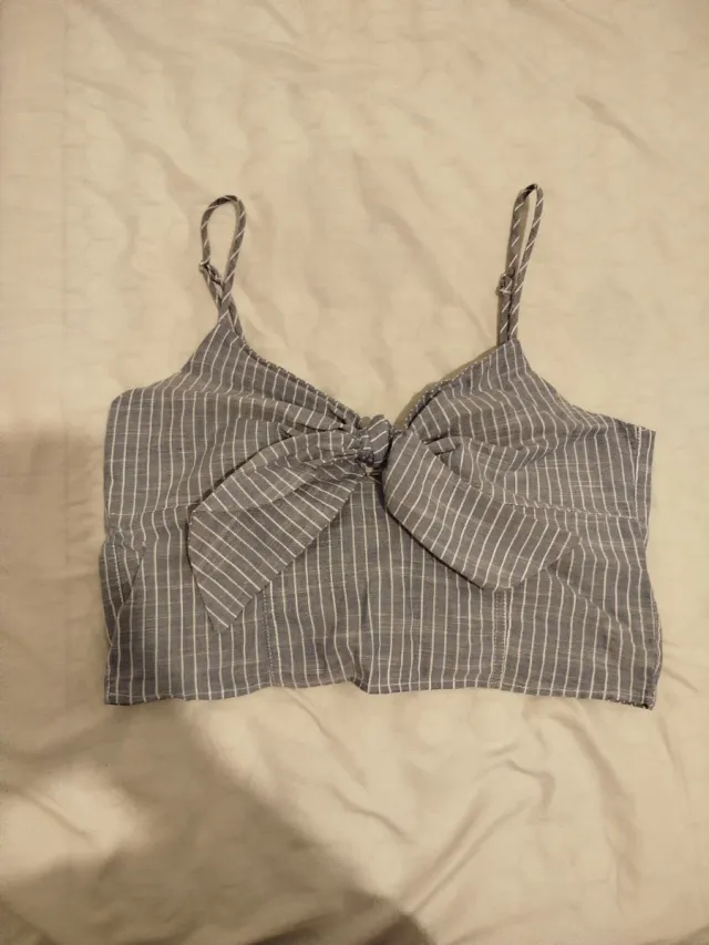 Top corto de rayas con nudo