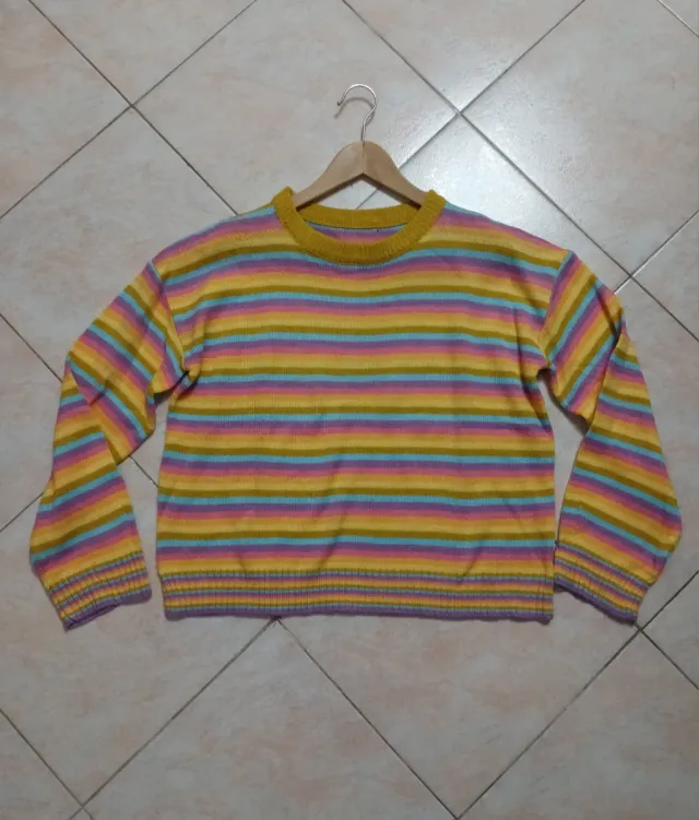 Maglione multicolore con righe arcobaleno