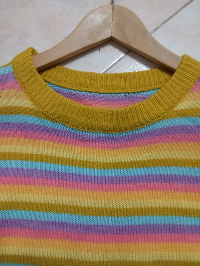 Maglione multicolore con righe arcobaleno