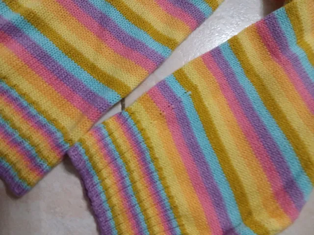 Maglione multicolore con righe arcobaleno