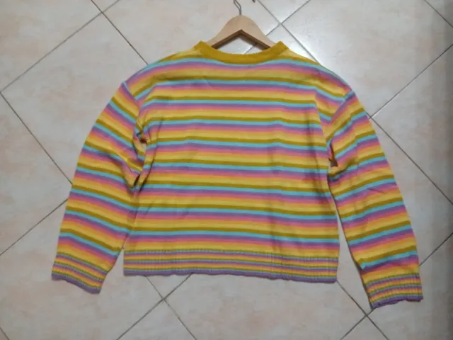 Maglione multicolore con righe arcobaleno