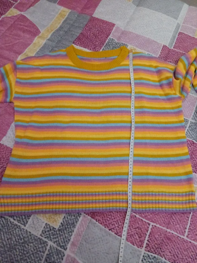 Maglione multicolore con righe arcobaleno