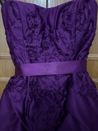 Vestido de fiesta con morado
