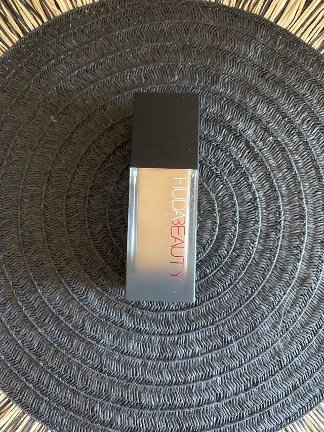 Fondotinta Huda Beauty leggere la descrizione 
