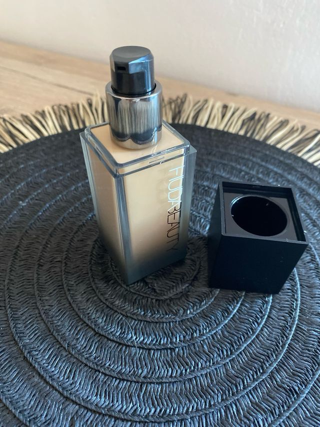 Fondotinta Huda Beauty leggere la descrizione 