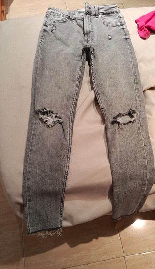 Pantalones vaqueros grises rotos