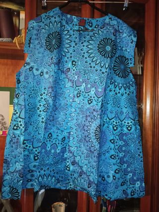 Camiseta tirantes estampado azul y morado