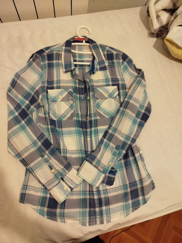 Camisa de cuadros azul y blanca