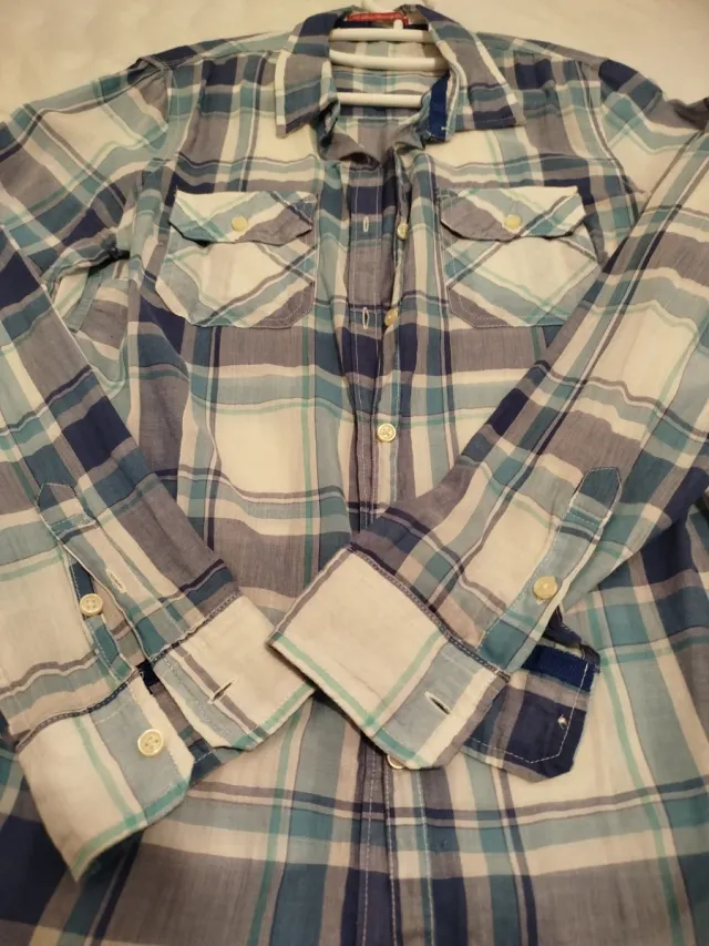 Camisa de cuadros azul y blanca