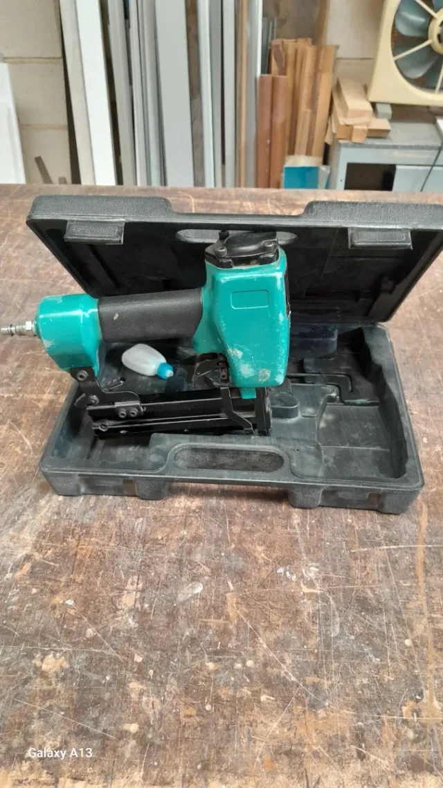 Pistola Clavos Neumática Acero