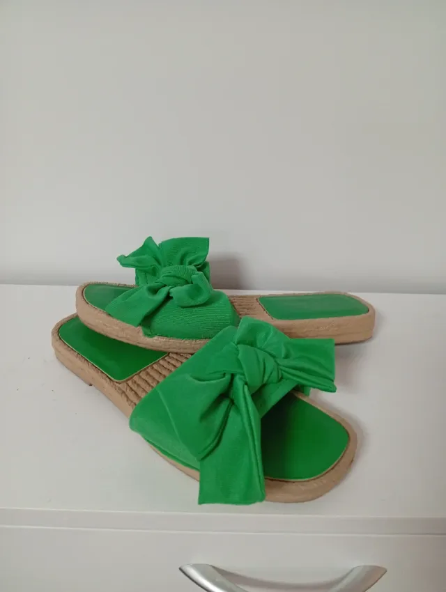 Sandalias planas verdes con lazo