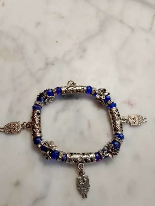 Pulsera azul y plateada con dijes de búho