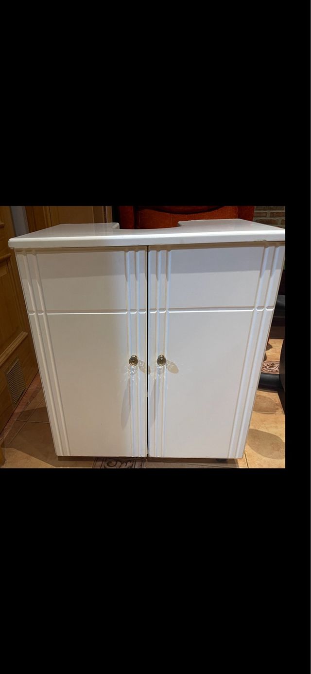 Mueble de lavabo blanco de madera
