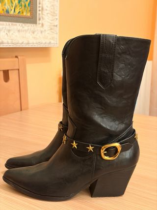 Botas de piel negras con estrellas doradas