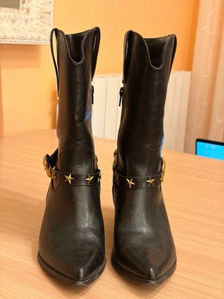 Botas de piel negras con estrellas doradas