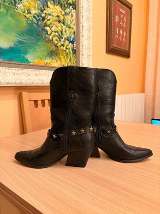 Botas de piel negras con estrellas doradas