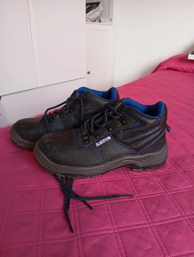 Botas de seguridad negras y azules