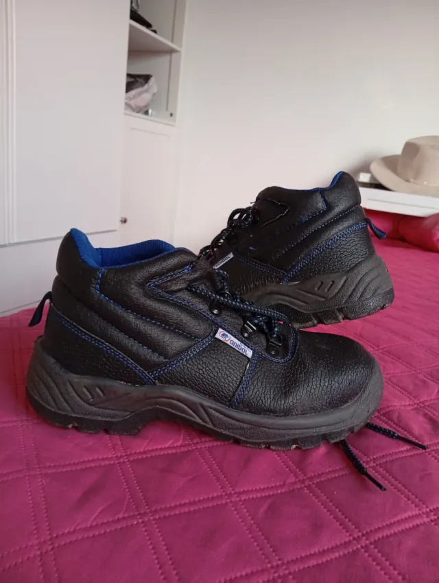 Botas de seguridad negras y azules