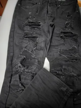 Pantalón vaquero negro chico roto delantero. T 32