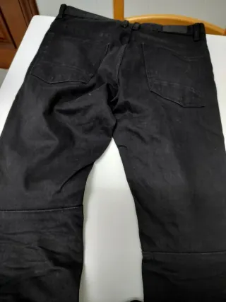 Pantalón vaquero negro chico roto delantero. T 32