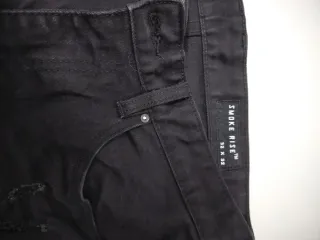 Pantalón vaquero negro chico roto delantero. T 32