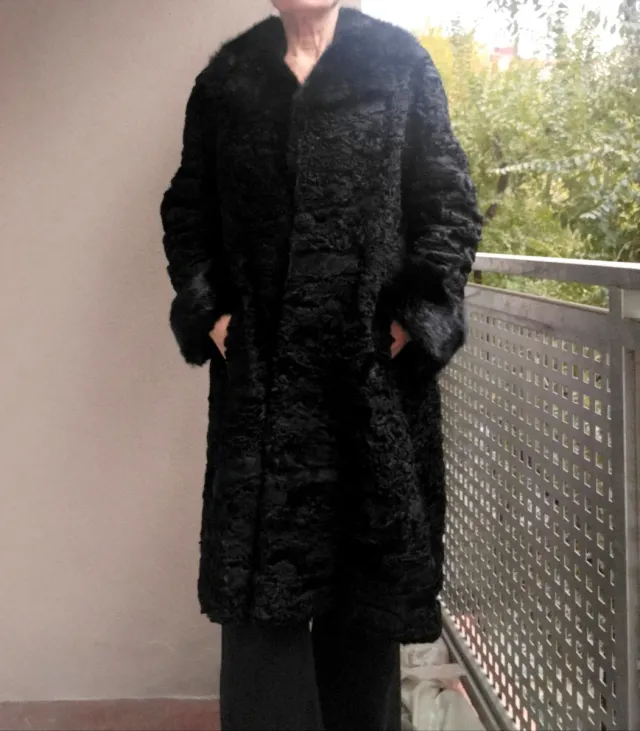 Abrigo vintage de astracán negro