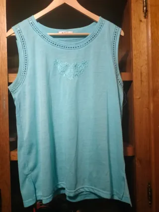 Camiseta sin mangas azul con flores