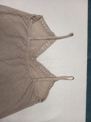 Blusa de tirantes beige con encaje