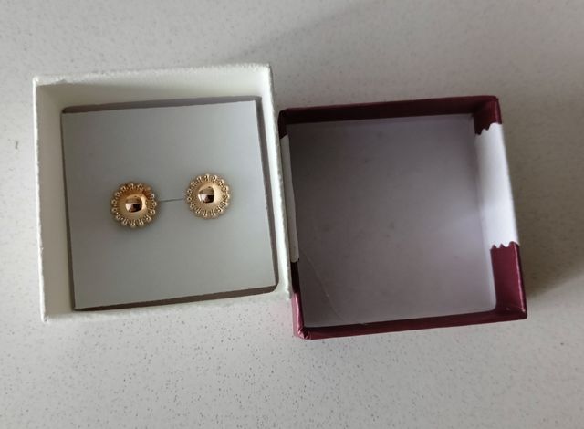 Pendientes dorados a estrenar