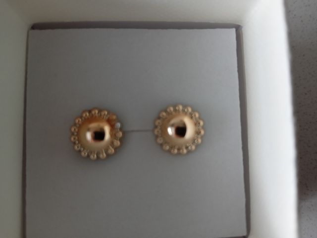 Pendientes dorados a estrenar