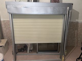 Ventana con persiana enrollable