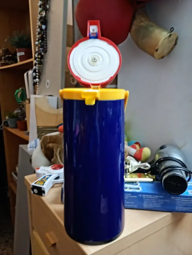 Termo azul y amarillo