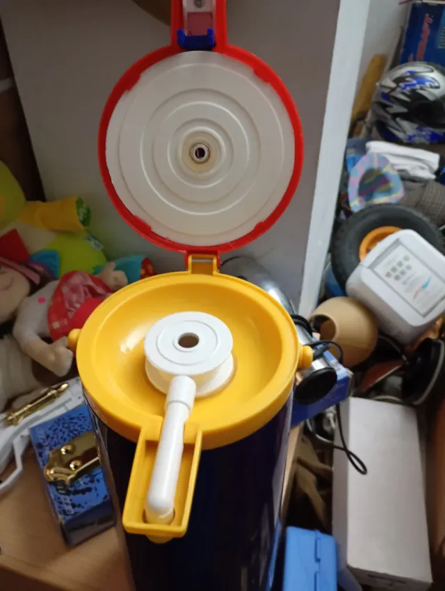 Termo azul y amarillo